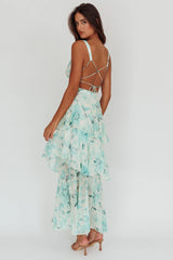 Vestido largo Veda con tirantes en la espalda y volantes, verde floral