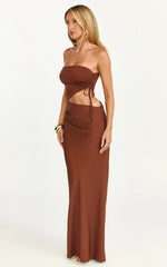 Vestido maxi Fergie - Vestido ajustado sin tirantes con fruncido lateral y aberturas en color marrón castaño