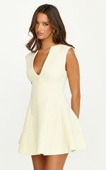 Minivestido Nelson - Minivestido Boucle justo e evasê com decote profundo na cor creme