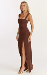 Vestido largo Donna - Vestido columna con cuello desbocado y abertura alta en color chocolate