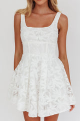 Minivestido Miley con bordado y corte en A, color blanco