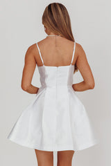 Minivestido blanco Love Talk con lazo y vuelo