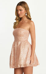 Minivestido Hana - Vestido de lentejuelas palabra de honor de corte entallado y con vuelo en oro rosado