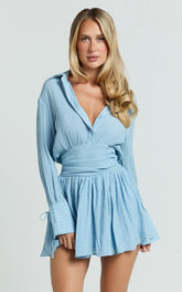Valerie Mini Vestido - Vestido camisero de manga larga con cuello y cintura en azul claro