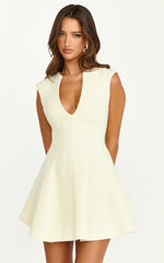 Minivestido Nelson - Minivestido Boucle justo e evasê com decote profundo na cor creme