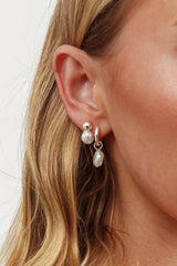 Set de pendientes Isadore de aro y botón plata clara/perla
