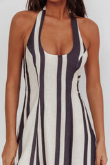 Vestido largo Florie con cuello scooped, estilo halter y estampado de rayas negras