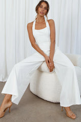 Recuerda este mono blanco de pernera ancha con cuello halter