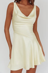 Minivestido con cuello desbocado y espalda rebajada Brigid Mantequilla