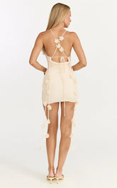 Minivestido Penny - Vestido ajustado con cuello desbocado drapeado y flores 3D en color crema
