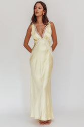 Vestido maxi con ribete de encaje y cuello en V Ivonne Mantequilla