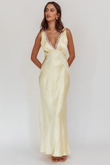 Vestido maxi con ribete de encaje y cuello en V Ivonne Mantequilla