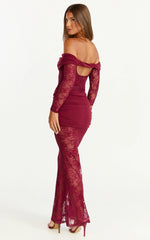 Vestido largo Juliet - Vestido de encaje con superposición fruncida, manga larga y hombros descubiertos en color vino