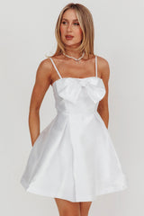 Minivestido blanco Love Talk con lazo y vuelo