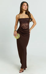 Vestido maxi Rania - Vestido con cuello desbocado al bies, talle bajo y corpiño de encaje en contraste color chocolate