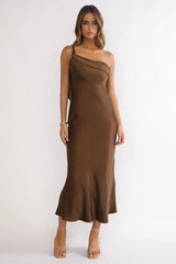 Vestido maxi con lazada asimétrica en un hombro Carmel color Chocolate