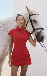 Minivestido Nadia - Vestido entallado de manga corta y cuello mao en rojo con ribete rojo