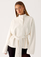 Chaqueta gabardina City Light con lazo en la cintura - Marfil