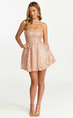 Minivestido Hana - Vestido de lentejuelas palabra de honor de corte entallado y con vuelo en oro rosado