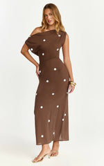 Maxivestido Cia - Vestido de lino de lunares con hombros caídos en color chocolate