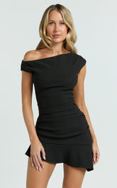 Minivestido Goldie - Vestido negro con hombros descubiertos, manga casquillo, fruncido, entallado y falda con bajo de volantes