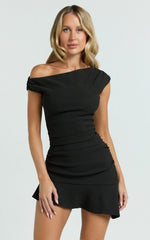 Minivestido Goldie - Vestido negro con hombros descubiertos, manga casquillo, fruncido, entallado y falda con bajo de volantes
