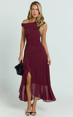 Vestido midi Judee - Vestido asimétrico con abertura lateral alta en color vino