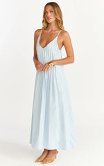 Vestido Longo Estelle - Vestido Plissado com Decote V na cor Azul