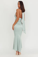 Vestido largo Italia Azure con escote halter y cuerpo plisado color salvia