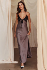 Vestido Bayleigh de lazo bajo en la espalda color carbón