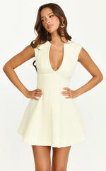 Minivestido Nelson - Minivestido Boucle justo e evasê com decote profundo na cor creme