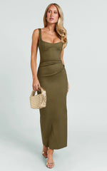 Vestido midi Benita - Vestido entallado fruncido con cuello redondo en color oliva