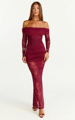 Vestido largo Juliet - Vestido de encaje con superposición fruncida, manga larga y hombros descubiertos en color vino