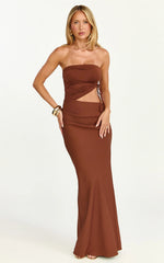 Vestido maxi Fergie - Vestido ajustado sin tirantes con fruncido lateral y aberturas en color marrón castaño