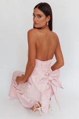 Vestido maxi rosa Melty Kisses con lazo en la espalda