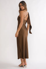Vestido maxi con lazada asimétrica en un hombro Carmel color Chocolate