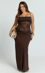 Vestido maxi Rania - Vestido con cuello desbocado al bies, talle bajo y corpiño de encaje en contraste color chocolate