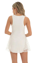 Vestido con laterales de croché en blanco