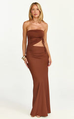 Vestido maxi Fergie - Vestido ajustado sin tirantes con fruncido lateral y aberturas en color marrón castaño