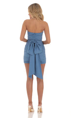Vestido sin tirantes con lazo desmontable en azul