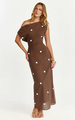 Maxivestido Cia - Vestido de lino de lunares con hombros caídos en color chocolate