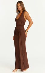 Vestido longo Dixie - Vestido com decote halter profundo e costas abertas na cor Chocolate