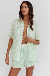 Camisa Swing Of Things com Borda Ondulada e Estampa Sage