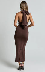 Vestido Midi Olenna - Vestido com Detalhe Torcido no Pescoço Halter e Amarração nas Costas na cor Chocolate