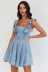 Minivestido Nola con tirantes de volantes de mezclilla clara
