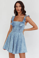 Minivestido Nola con tirantes de volantes de mezclilla clara