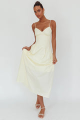 Maxivestido Honey Baby con cintura diagonal color mantequilla