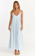 Vestido Longo Estelle - Vestido Plissado com Decote V na cor Azul