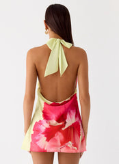 Minivestido Varindra con cuello desbocado - Estampado floral amarillo