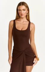 Minivestido Rosalie - Vestido cruzado ceñido al cuerpo con lazada delantera en chocolate